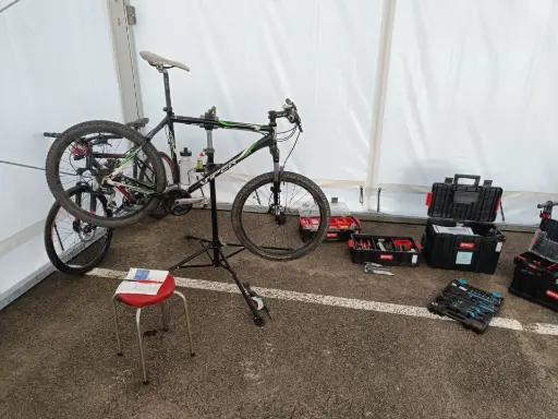 Réparation vélo dans une tente
