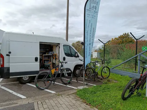 réparation vélo sur un parking